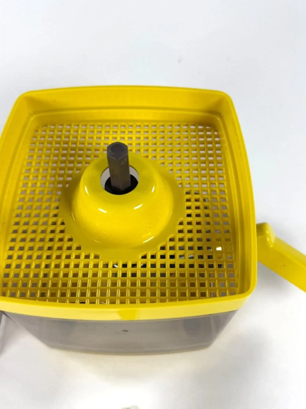 L.M. Lipski Ltd. Citrus Juicer 4 Cup Hand Crank Yellow Clear Container Durable